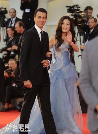 辣媽趙薇瘦身成功 性感現(xiàn)身電影節(jié)