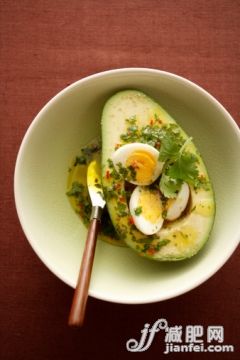 飲食,影棚拍攝,碗,蔬菜,芫荽葉_152831127_Avocado stuffed with quail's eggs, close-up_創(chuàng)意圖片_Getty Images China