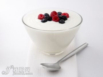 飲食,影棚拍攝,湯匙,碗,酸奶_88689274_Close up of yogurt and fruit_創(chuàng)意圖片_Getty Images China 飲食,影棚拍攝,湯匙,碗,酸奶_88689274_Close up of yogurt and fruit_創(chuàng)意圖片_Getty Images China
