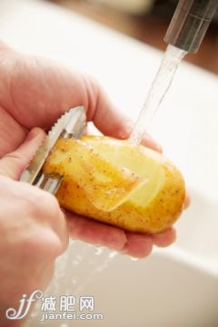 人,干凈,水槽,水龍頭,室內(nèi)_136494923_shallow focus of close up on hands_創(chuàng)意圖片_Getty Images China