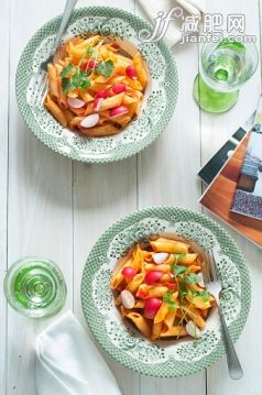 飲食,食品,餐具,盤子,晚餐_555359287_Penne with radish_創(chuàng)意圖片_Getty Images China
