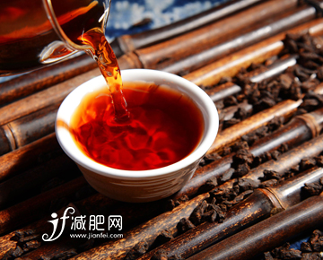 普洱茶本身含有脂肪分解的脂肪酶，這種脂肪酶對于脂肪的分解具有良好的效果，從而可以增強對肚子上脂肪的消化和消耗作用