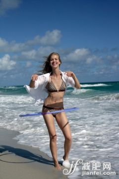 人,比基尼,度假,戶(hù)外,20到24歲_137878815_WOMAN PLAYNG WITH HULAHOP_創(chuàng)意圖片_Getty Images China