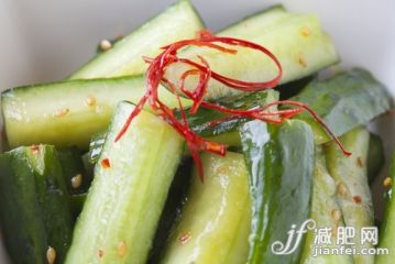 黃瓜,紅辣椒,切片食物,碎紙,種子_gic12516923_Sliced cucumber with red chili pepper, close-up_創(chuàng)意圖片_Getty Images China