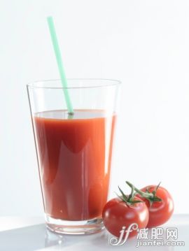 生活方式,影棚拍攝,西紅柿,健康生活方式,吸管_112296965_Glass of tomato juice and two tomatoes_創(chuàng)意圖片_Getty Images China