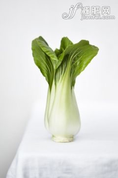 桌子,影棚拍攝,桌布,葉子,健康生活方式_496381981_Pak choi on a white tablecloth_創(chuàng)意圖片_Getty Images China