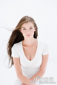 人,衣服,影棚拍攝,室內(nèi),滿意_83312975_portrait of a young woman_創(chuàng)意圖片_Getty Images China