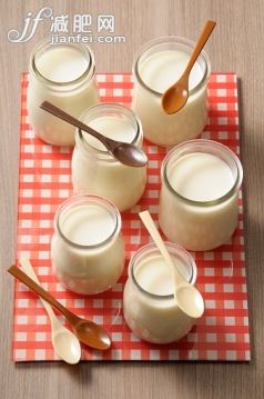 桌子,廣口瓶,奶制品,室內,桌布_559482537_yogurt_創(chuàng)意圖片_Getty Images China