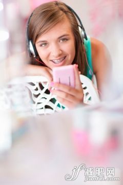 人,椅子,溝通,吊帶,教育_166263424_Teenage girl listening to headphones_創(chuàng)意圖片_Getty Images China