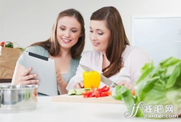 人,飲食,休閑裝,生活方式,室內(nèi)_112230370_Germany, Cologne, Young women preparing healthy food for diet plan_創(chuàng)意圖片_Getty Images China