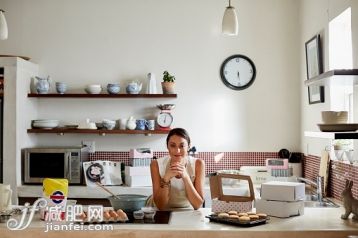 飲食,小企業(yè),家庭辦公,攝影,2015年_556834635_Confident woman preparing cupcakes in kitchen_創(chuàng)意圖片_Getty Images China 飲食,小企業(yè),家庭辦公,攝影,2015年_556834635_Confident woman preparing cupcakes in kitchen_創(chuàng)意圖片_Getty Images China