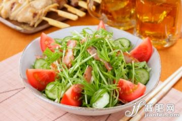 餐具,含酒精飲料,飲食,影棚拍攝,盤子_105774987_Mizuna salad_創(chuàng)意圖片_Getty Images China