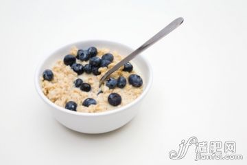 影棚拍攝,室內(nèi),湯匙,碗,早餐_84781529_Porridge and blueberries_創(chuàng)意圖片_Getty Images China