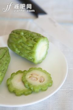 食品,室內(nèi),餐刀,盤子,白色_162817490_cut bitter melon_創(chuàng)意圖片_Getty Images China