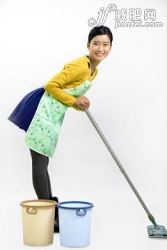 家務(wù),拖把,桶,垃圾桶,家庭生活_e28034c35_年輕居家女性和清潔用品_創(chuàng)意圖片_Getty Images China