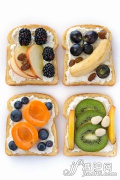 水果,健康生活方式,素食,瘦身,攝影_506706191_toast with mixed fruits on a white background_創(chuàng)意圖片_Getty Images China
