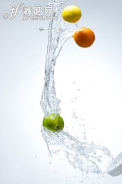 室內(nèi),形狀,食品,飲料,水滴_0b946a314_水中的水果_創(chuàng)意圖片_Getty Images China