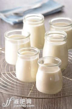 飲料,廣口瓶,室內(nèi),湯匙,酸奶_561467481_yogurt_創(chuàng)意圖片_Getty Images China