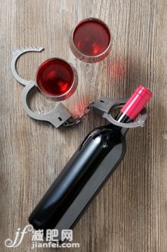 攝影,飲料,桌子,含酒精飲料,室內(nèi)_527923953_alcohol addiction_創(chuàng)意圖片_Getty Images China