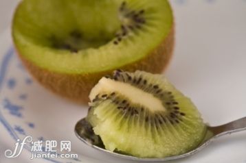 室內(nèi),湯匙,銀餐具,綠色,水果_sb10066249p-001_Close-up of scoop of kiwi fruit on spoon_創(chuàng)意圖片_Getty Images China