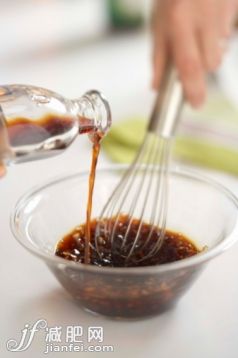 人,食品,瓶子,飲食,室內(nèi)_86066310_Person whisking dipping sauce_創(chuàng)意圖片_Getty Images China