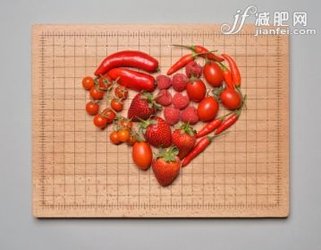 飲食,食品,影棚拍攝,形狀,紅色_163685230_Red fruit & veg arranged in a heart shape_創(chuàng)意圖片_Getty Images China