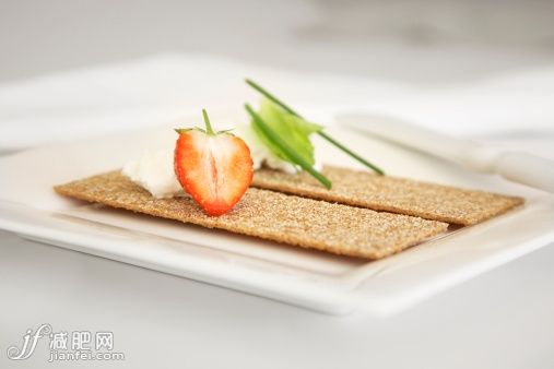 飲食,食品,室內(nèi),盤子,面包_478791939_Diet crisp bread with low fat cottage cheese_創(chuàng)意圖片_Getty Images China