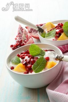 飲食,食品,奶制品,甜食,影棚拍攝_478309926_Desserts: Yogurt with Mango, Pommegranate and Mint_創(chuàng)意圖片_Getty Images China
