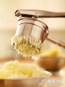 飲食,室內(nèi),烹調(diào),馬鈴薯,成分_147205790_Close up of potato ricer_創(chuàng)意圖片_Getty Images China