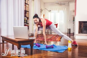 人,住宅內(nèi)部,生活方式,技術(shù),運(yùn)動(dòng)_531382267_Excercising at home_創(chuàng)意圖片_Getty Images China