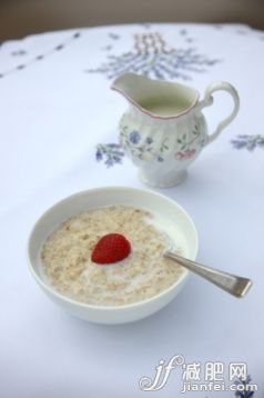 飲料,生活方式,室內(nèi),住宅房間,桌布_96513268_Bowl of porridge oats with spoon in it_創(chuàng)意圖片_Getty Images China