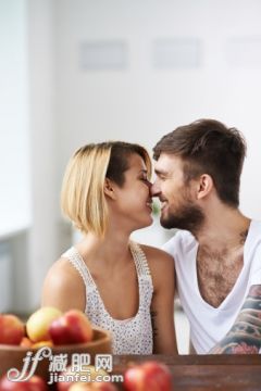 人,休閑裝,從容態(tài)度,桌子,室內(nèi)_472091823_Playful romance_創(chuàng)意圖片_Getty Images China