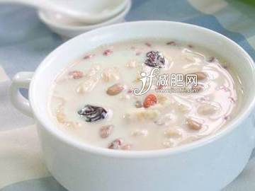 減肥早餐，牛奶燉花生