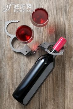 攝影,飲料,桌子,含酒精飲料,室內(nèi)_527923953_alcohol addiction_創(chuàng)意圖片_Getty Images China