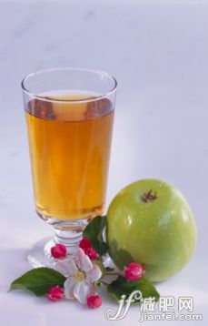 飲食,影棚拍攝,透明,充滿的,水果_sb10065877cn-001_Glass of apple juice with apple and flower, close-up_創(chuàng)意圖片_Getty Images China