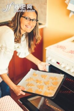 廚房,人,住宅內(nèi)部,小企業(yè),室內(nèi)_471877349_Portrait of a gingerbread maker_創(chuàng)意圖片_Getty Images China