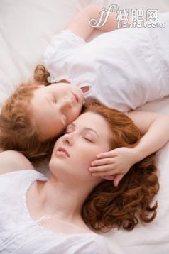 舒服,家庭生活,攝影,頭發(fā)長(zhǎng)度,長(zhǎng)發(fā)_200398236-001_Mother and daughter (4-6) lying in bed, sleeping, elevated view_創(chuàng)意圖片_Getty Images China