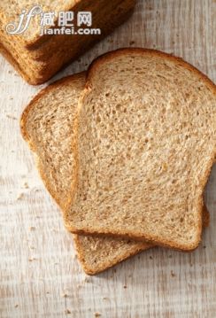 桌子,影棚拍攝,早餐,明亮,木制_512336357_Two slices of brown bread on a wooden table top_創(chuàng)意圖片_Getty Images China