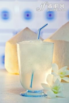 飲料,室內(nèi),熱帶的花,白晝,墨爾本_149626598_Coconut water in glass with ice_創(chuàng)意圖片_Getty Images China