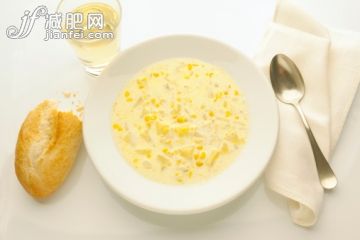 飲料,影棚拍攝,餐巾,湯匙,盤(pán)子_137908595_Corn chowder on white_創(chuàng)意圖片_Getty Images China
