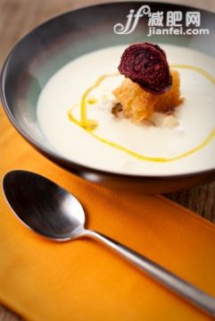 飲食,影棚拍攝,餐巾,湯匙,碗_152832179_Bowl of cream with cauliflower soup, croutons and fried beet chip, close-up_創(chuàng)意圖片_Getty Images China