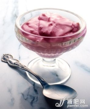 餐具,影棚拍攝,湯匙,酸奶,漿果_136494983_yogurt on marble_創(chuàng)意圖片_Getty Images China