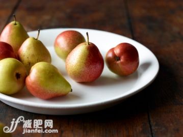 飲食,盤子,木制,水果,梨_143133187_Whole pears on white platter on wood surface_創(chuàng)意圖片_Getty Images China