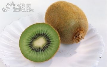 飲食,健康食物,攝影,食品,切片食物_200445139-001_Kiwifruit, whole and cross section, close-up_創(chuàng)意圖片_Getty Images China