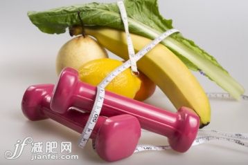 香蕉,熱帶水果,梨,青菜,綠色_158a79203_啞鈴與水果_創(chuàng)意圖片_Getty Images China