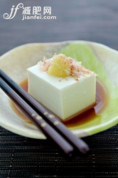 食品,飲食,盤子,筷子,醬油_109725608_Tofu with Grated Ginger and Sliced Dried Bonito_創(chuàng)意圖片_Getty Images China