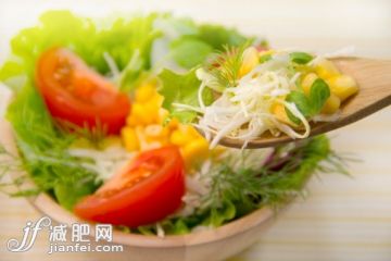 飲食,影棚拍攝,湯匙,碗,西紅柿_498161415_Vegetable salad_創(chuàng)意圖片_Getty Images China