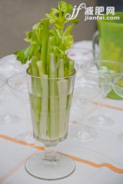 桌子,戶外,聚會,白晝,洛杉磯城_149096046_Celery Sticks in a drink glass_創(chuàng)意圖片_Getty Images China