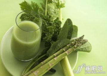 影棚拍攝,盤子,杯,綠色,蔬菜_94120404_Green juice_創(chuàng)意圖片_Getty Images China