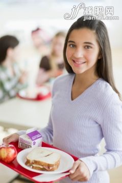 人,飲料,食品,餐具,餐盤_99275675_Girl holding tray of cafeteria food_創(chuàng)意圖片_Getty Images China